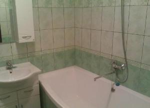 Ремонт квартир укладка-плитки-в-ванной-1-500x363.jpg