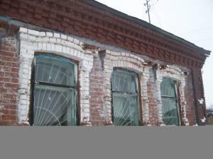 Здание магазина в деревне Михалоникольск Бирского района Город Уфа окна с дороги.jpg